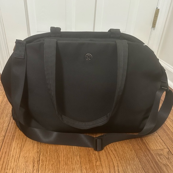 lululemon City Essentials Bag, Black. - Picture 7 of 10